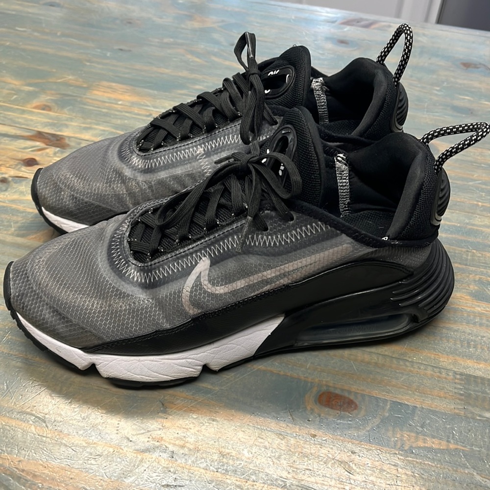 Womens  Nike air max 2090 size 7.5